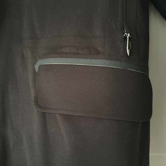 Lululemon Men’s Outer Blazer, black, with lightweight quilted sleeves - Picture 7 of 10